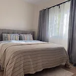 Modern 2br Steps From The Sea * 레메소스