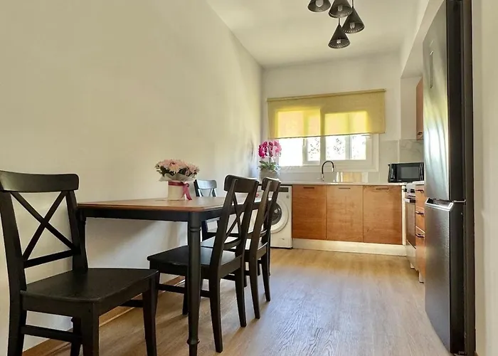 Modern 2br Steps From The Sea