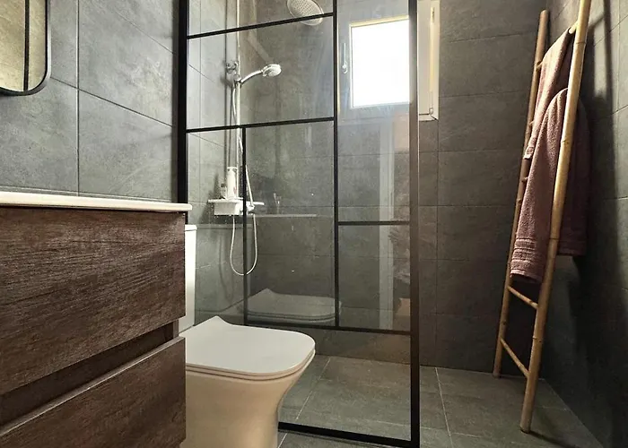 Lägenhet Modern 2br Steps From The Sea Limassol