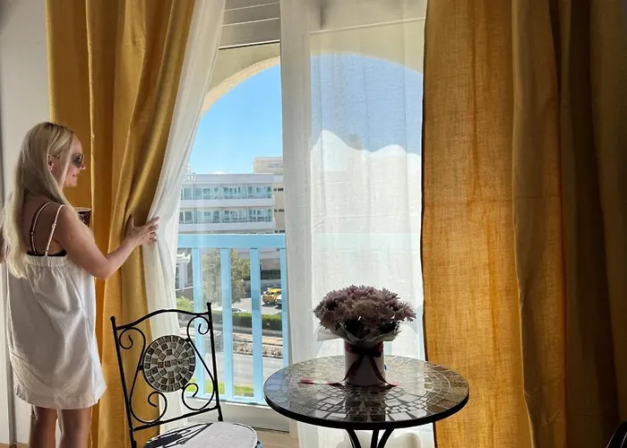 Modern 2br Steps From The Sea Lägenhet