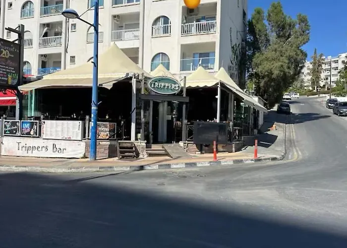 Modern 2br Steps From The Sea