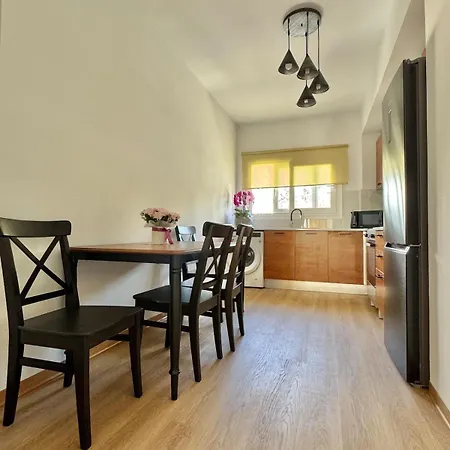 Modern 2br Steps From The Sea