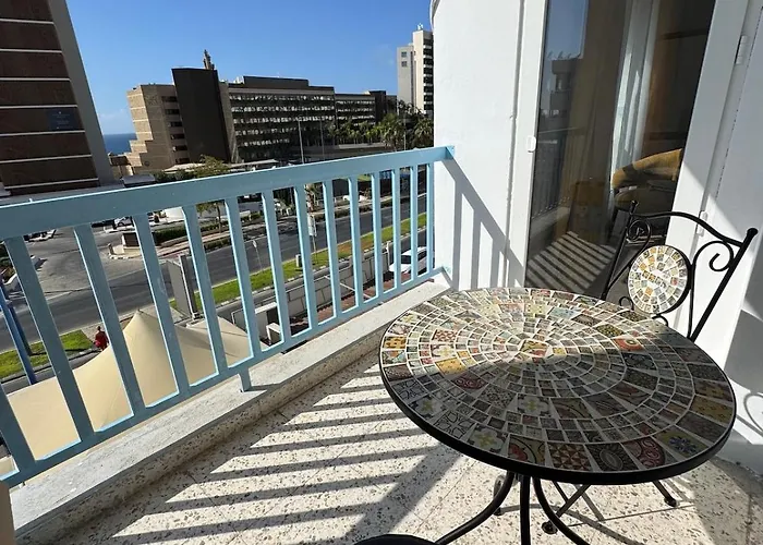 Modern 2br Steps From The Sea アパート