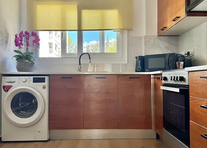 Modern 2br Steps From The Sea *